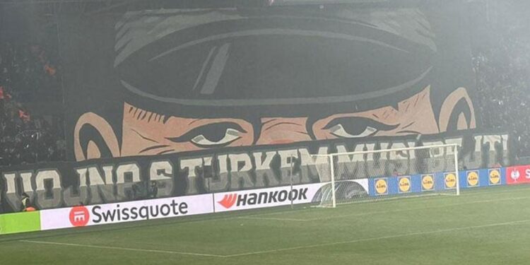 Viktoria Plzen-Fenerbahçe maçı öncesi skandal pankart