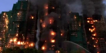 Hong Kong’da dev yangın! 2 bin dairelik site alev alev yanıyor, mahsur kalanlar var