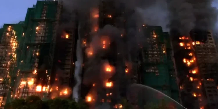 Hong Kong’da dev yangın! 2 bin dairelik site alev alev yanıyor, mahsur kalanlar var