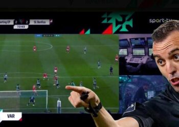 12 dakikalık VAR kontrolü! 90+16’da gelen penaltı sonrası kulüpler ayağa kalktı