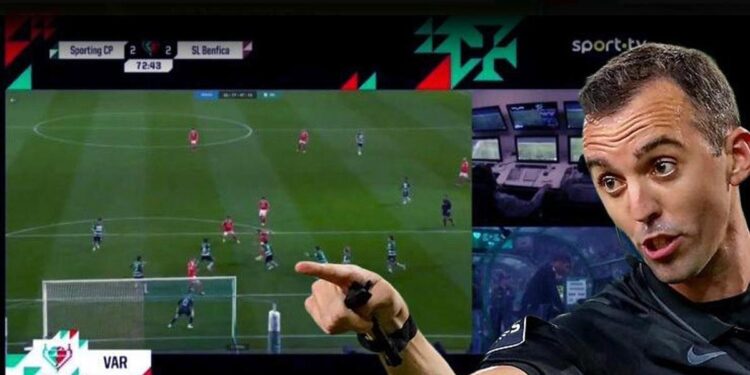 12 dakikalık VAR kontrolü! 90+16’da gelen penaltı sonrası kulüpler ayağa kalktı