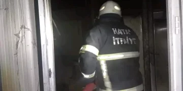 Samandağ’da yanan konteyner kullanılamaz hale geldi