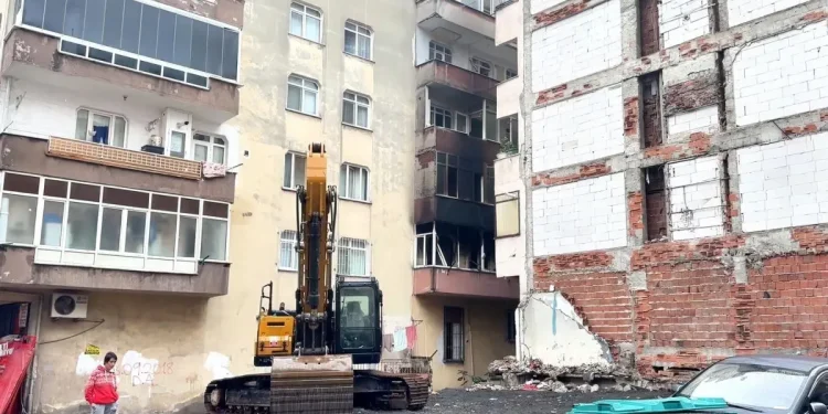 Bahçelievler’de 6 katlı binada yangın çıktı, içeride mahsur kalanları itfaiye kurtardı