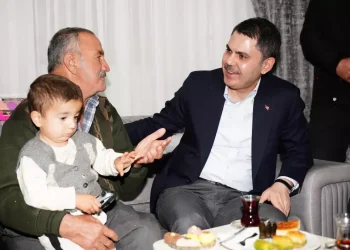 Bakan Kurum’dan depremzede aileye ziyaret