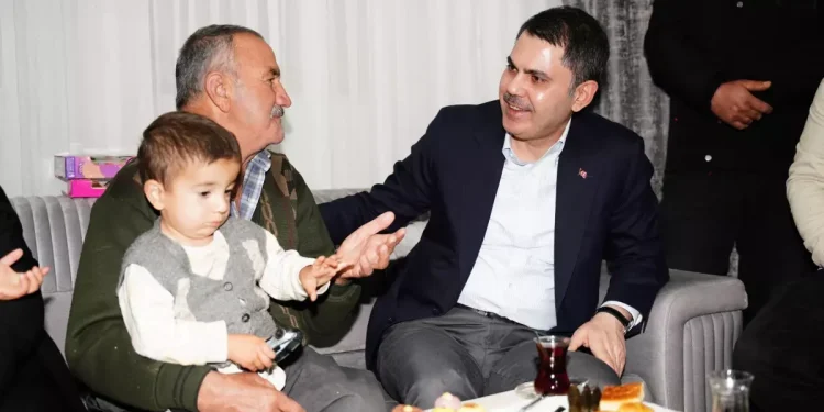 Bakan Kurum’dan depremzede aileye ziyaret