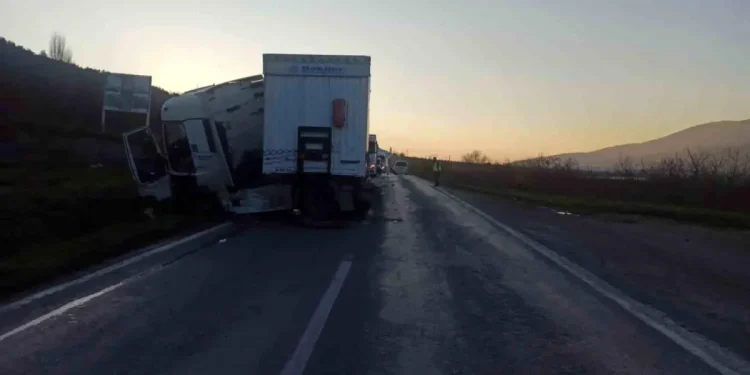 Bilecik’te tır kontrolden çıktı: 1 yaralı
