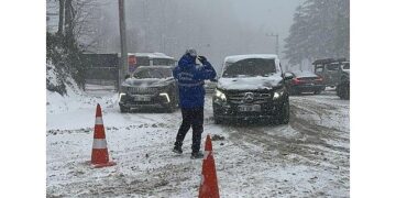 Büyükşehir Zabıtası kar kış dinlemiyor