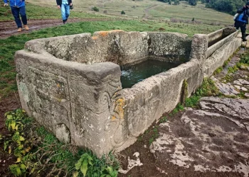 Doğa yürüyüşünde, su oluğu olarak kullanılan lahit buldular