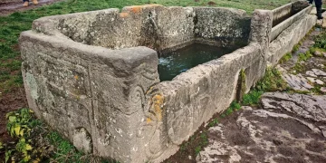 Doğa yürüyüşünde, su oluğu olarak kullanılan lahit buldular