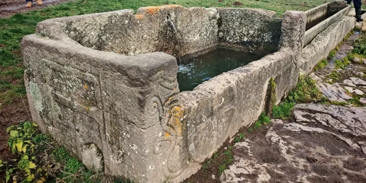 Doğa yürüyüşünde, su oluğu olarak kullanılan lahit buldular