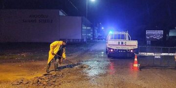 Edremit Belediyesi yağışlara karşı 7/24 çalışıyor