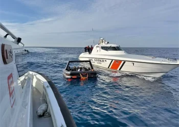 İzmir açıklarında 10 düzensiz göçmen kurtarıldı