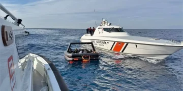 İzmir açıklarında 10 düzensiz göçmen kurtarıldı