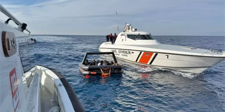 İzmir açıklarında 10 düzensiz göçmen kurtarıldı