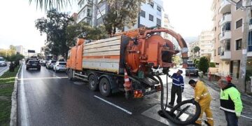 Karaburun’da şiddetli yağış sonrası İZSU’dan hızlı müdahale