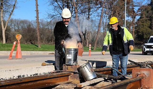 Kartepe Tramvay Hattı’nda raylar kaynak ile birleşiyor