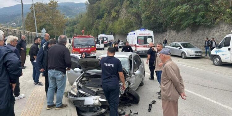 Kastamonu’da iki otomobil çarpıştı: 4 yaralı