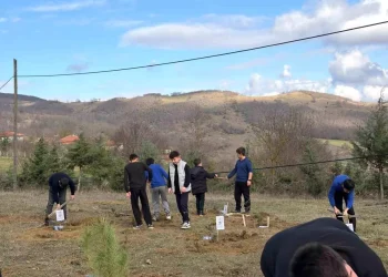 Kavak’ta doğa için fidan, eğitim için kitap desteği