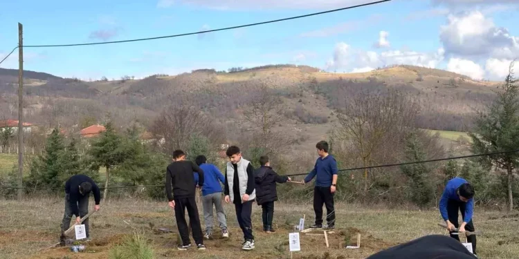 Kavak’ta doğa için fidan, eğitim için kitap desteği