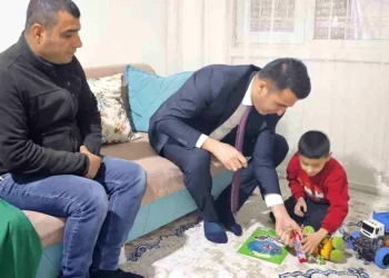 Kaymakam Özdemir miniklere oyuncak dağıttı