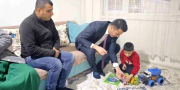 Kaymakam Özdemir miniklere oyuncak dağıttı
