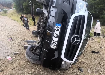 Muğla’da yolcu minibüsü devrildi: 3 yaralı