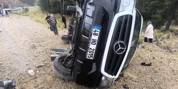 Muğla’da yolcu minibüsü devrildi: 3 yaralı