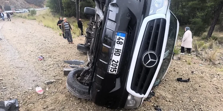 Muğla’da yolcu minibüsü devrildi: 3 yaralı