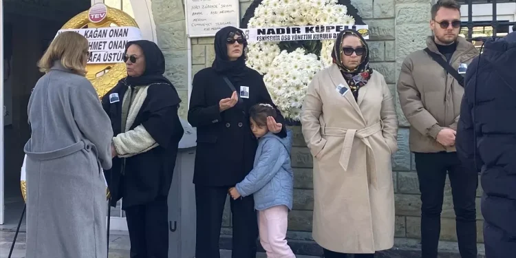 Oyuncu Burcu Özberk’in vefat eden dedesinin cenazesi Eskişehir’de toprağa verildi
