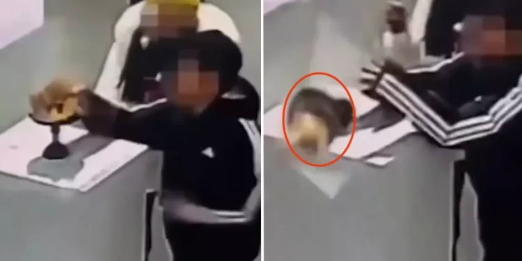 Pekin Müzesinde altın taç kazası: 2 kilogramlık eser yere düştü, 42 bin sterlinlik hasar oluştu