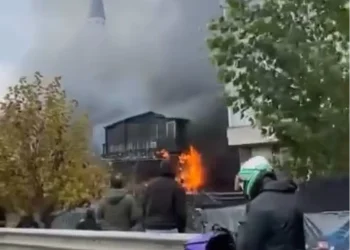 Pendik’te otomobilde çıkan yangın, 3 katlı ahşap binaya sıçradı