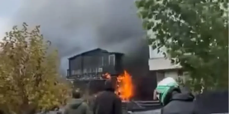 Pendik’te otomobilde çıkan yangın, 3 katlı ahşap binaya sıçradı