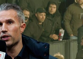 Robin van Persie’ye büyük tepki: Tribünlere gitmek zorunda kaldı
