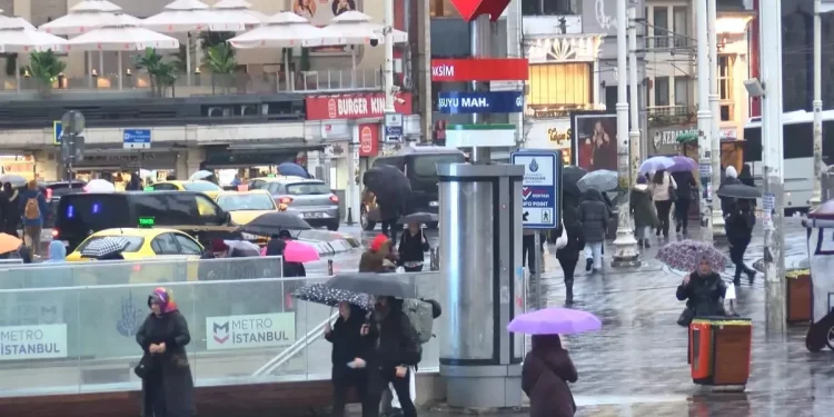 Taksim’de yağmur Üsküdar’da sis etkili oluyor