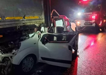 Balıkesir’de otomobil tıra arkadan çarptı; 1 yaralı