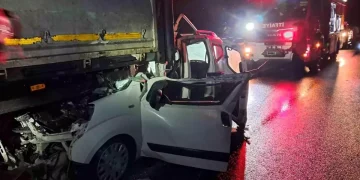 Balıkesir’de otomobil tıra arkadan çarptı; 1 yaralı