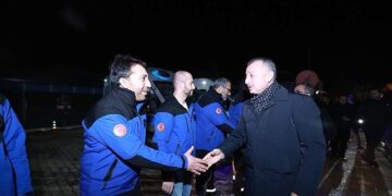 Başkan Büyükakın itfaiye ve sağlık çalışanlarını da unutmadı