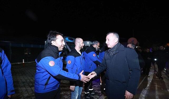 Başkan Büyükakın itfaiye ve sağlık çalışanlarını da unutmadı