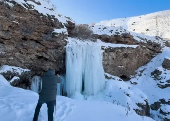 Bayburt’ta Sırakayalar Şelalesi buz tuttu