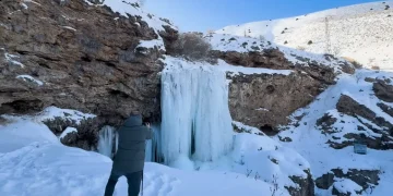Bayburt’ta Sırakayalar Şelalesi buz tuttu