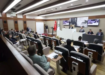 Belediye meclisinde gergin toplantı! İki kez ara verildi