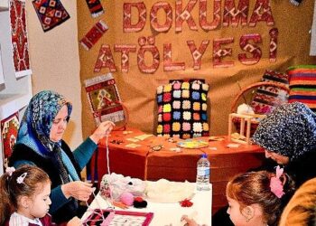 Bornova’da minik eller tezgâh başında