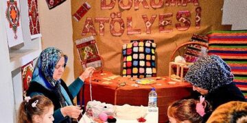 Bornova’da minik eller tezgâh başında