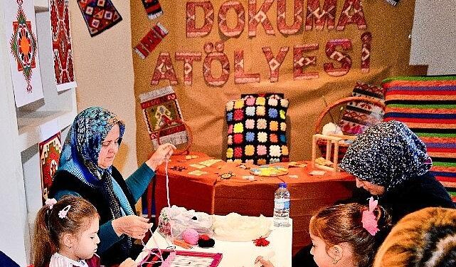 Bornova’da minik eller tezgâh başında