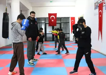 Caminin kullanılmayan bölümü çocuklar için spor salonu oldu