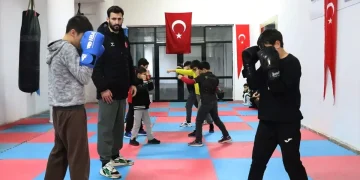 Caminin kullanılmayan bölümü çocuklar için spor salonu oldu