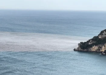 Eriyen kar suları nedeniyle denizin rengi değişti