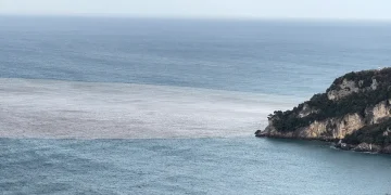 Eriyen kar suları nedeniyle denizin rengi değişti