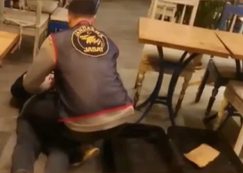 Eyüpsultan’da restorana operasyon; valizde değeri 7,5 milyon lira olan 50 silah bulundu