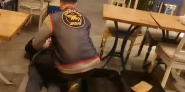 Eyüpsultan’da restorana operasyon; valizde değeri 7,5 milyon lira olan 50 silah bulundu